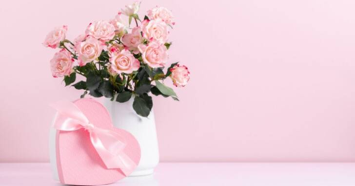 結婚祝いの郵送はNG?配送のタイミングや現金を送るときのマナー、おすすめギフトを紹介