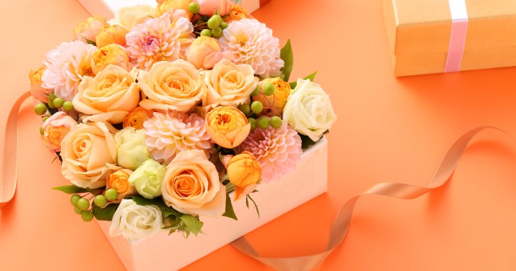 気持ちを込めて花をプレゼント