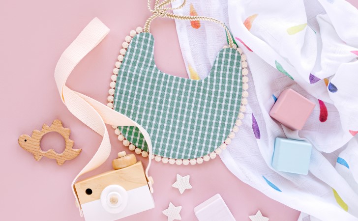 【ハーフバースデー】写真映えも楽しめる女の子向けスタイ・ベビー服